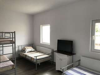 Хостелы Hostel River Крайова Односпальная кровать в общем номере для мужчин и женщин-1