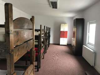 Хостелы Hostel River Крайова Спальное место на двухъярусной кровати в общем номере для мужчин и женщин-4
